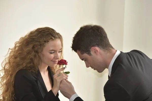 Empresário Dando Flor Vermelha Empresária Caso Local Trabalho — Fotografia de Stock