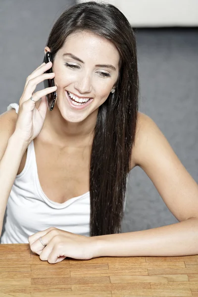 Mulher conversando ao telefone — Fotografia de Stock