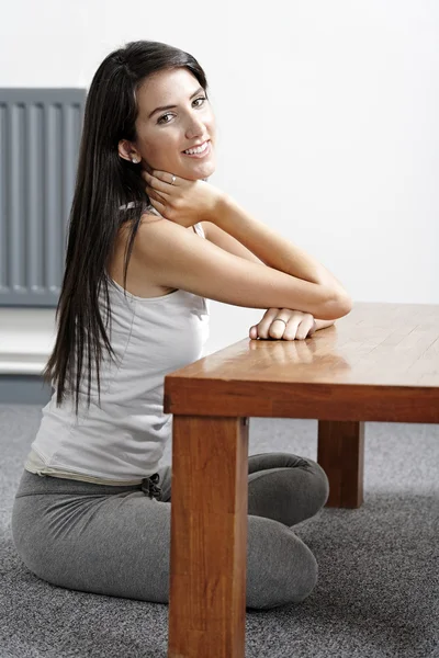 Mujer sentada en la mesa de café —  Fotos de Stock