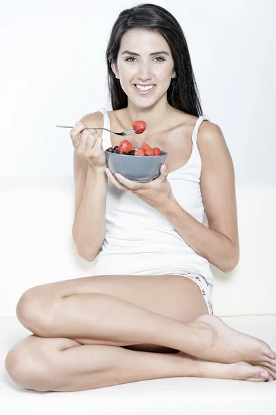 Mulher tomando café da manhã em casa — Fotografia de Stock