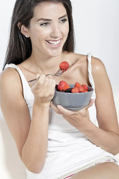 Woman eating breakfast at home — Stock Photo, Image