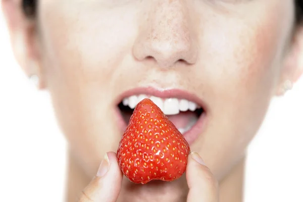 Woman eating fresh strawberry — Stock Photo, Image