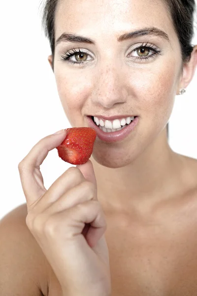 Mujer comiendo fresa fresca — Foto de Stock