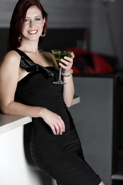 Frau genießt einen Cocktail — Stockfoto