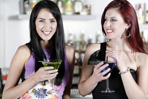 Two friends in a nightclub — Stock Photo, Image