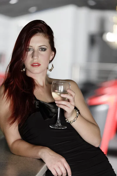 Femme dégustant un verre de vin — Photo