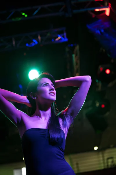Жінка танцює в нічному клубі — стокове фото