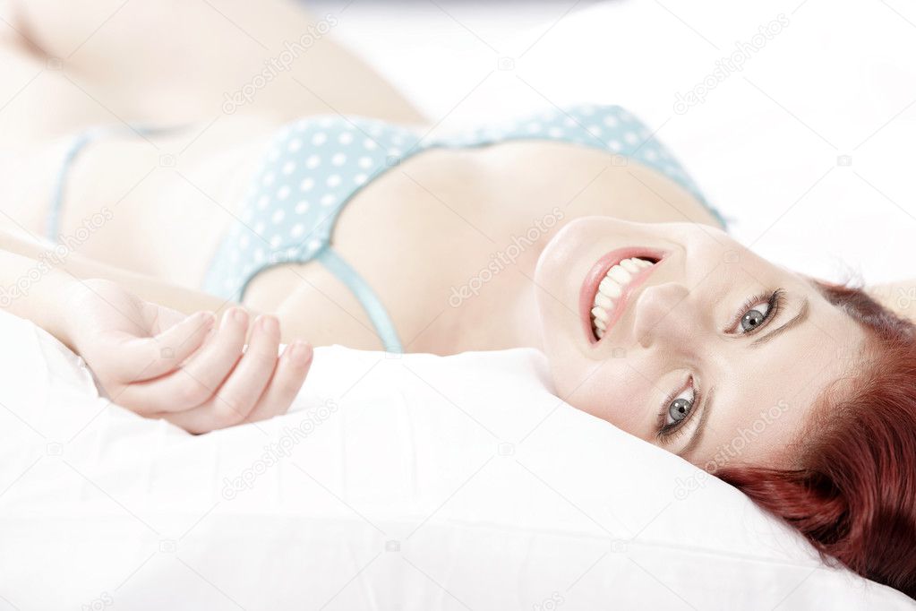 Mujeres en la online cama en ropa interior