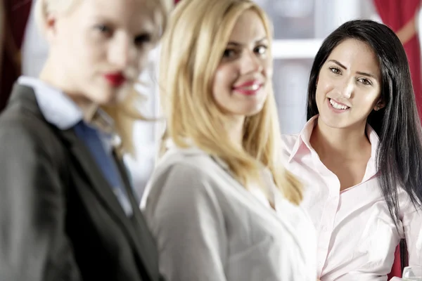 Tres compañeros de trabajo juntos — Foto de Stock