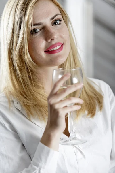 Mujer bebiendo vino —  Fotos de Stock