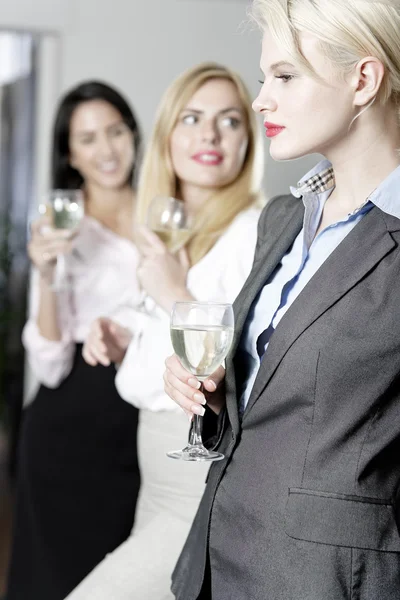 Mujeres disfrutando de una copa de vino — Foto de Stock