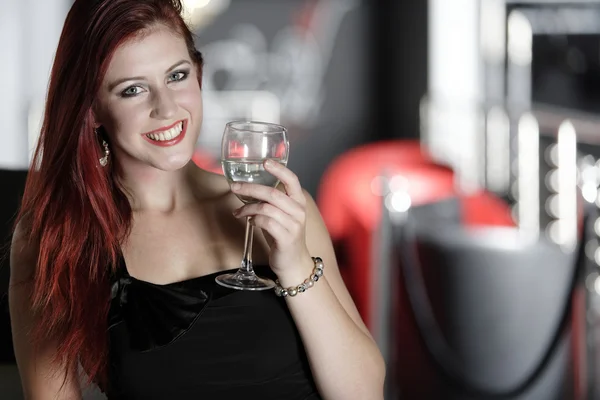 Kvinna njuter av ett glas vin — Stockfoto