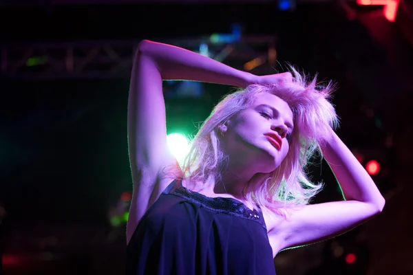 Kobieta tańczy w nocnym klubie — Zdjęcie stockowe
