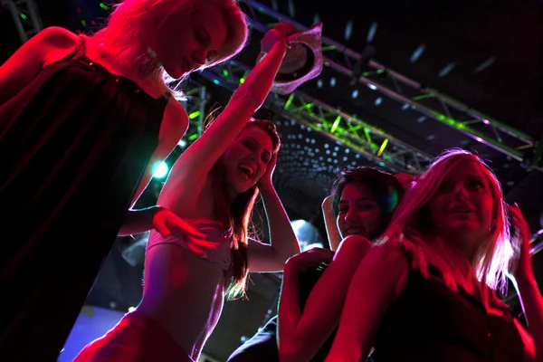 Grupo de amigos bailando en un club — Foto de Stock