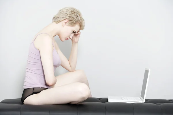 Woman using laptop at home — Stock Photo, Image