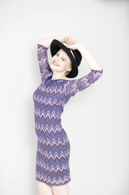 Siyah şapkalı kadın