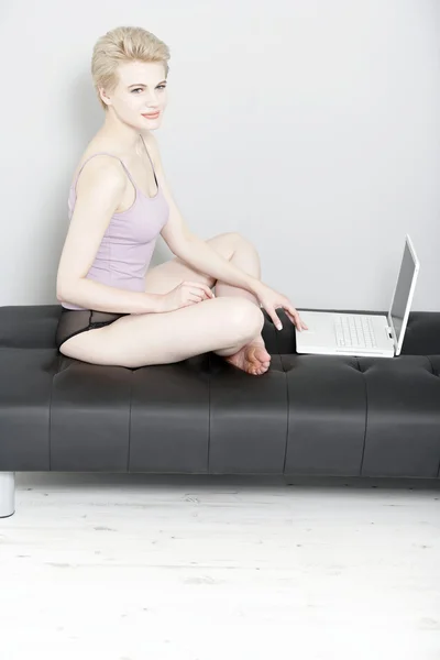 Donna che utilizza il computer portatile a casa — Foto Stock