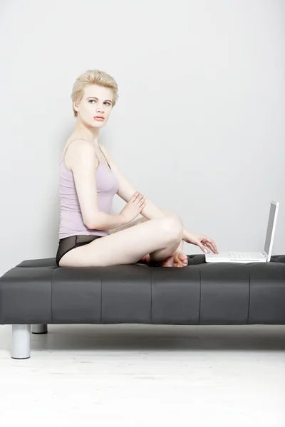 Donna che utilizza il computer portatile a casa — Foto Stock