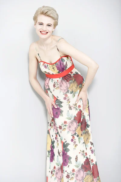 Kobieta w letniej sukience — Zdjęcie stockowe