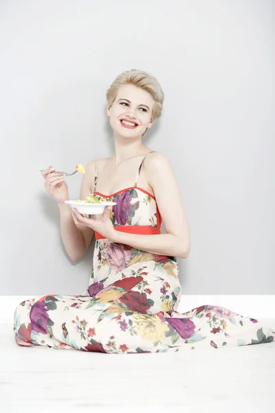 Woman eating fresh fruit — Stock Photo, Image