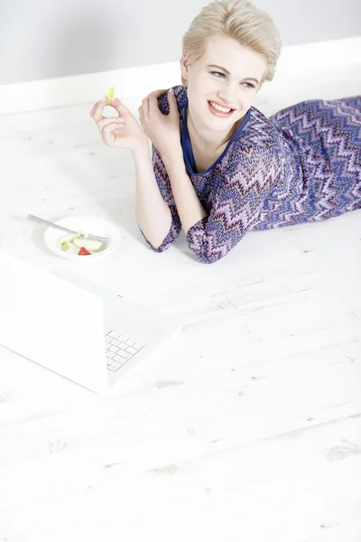 Frau benutzt Laptop zu Hause — Stockfoto