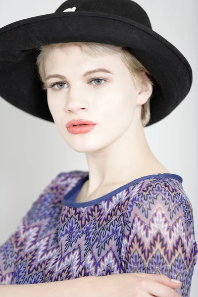 Mujer con sombrero negro —  Fotos de Stock