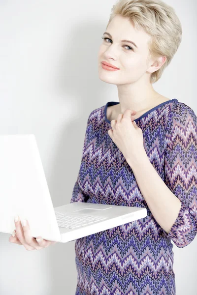 Woman holding laptop — Stock Photo, Image