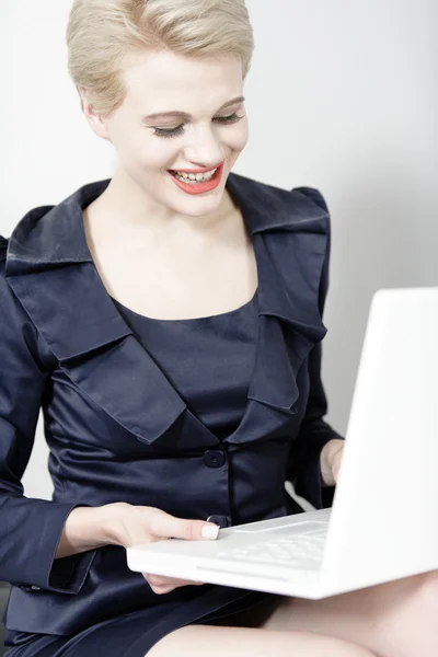 Donna che lavora sul computer portatile — Foto Stock