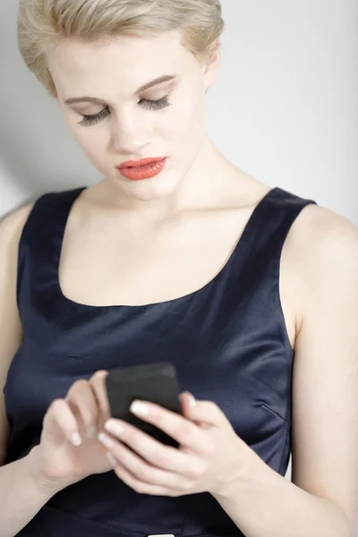 Zakelijke vrouw aan de telefoon — Stockfoto