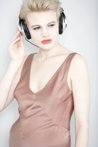 Mujer joven escuchando música —  Fotos de Stock