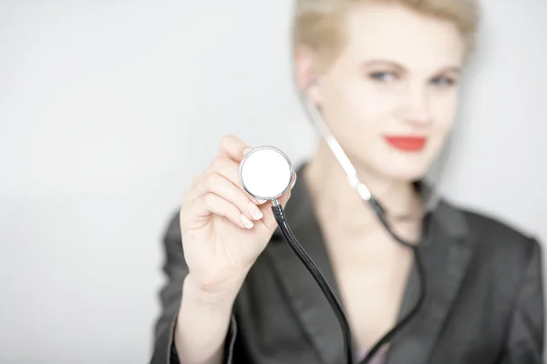 Medico donna in abito intelligente — Foto Stock