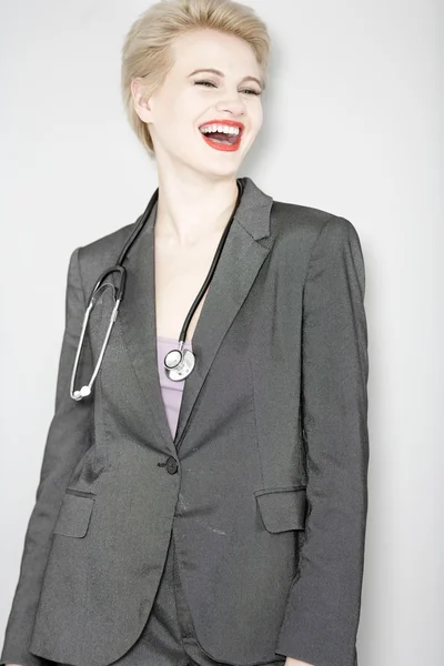 Femme médecin en costume intelligent — Photo