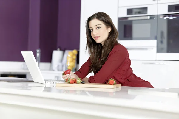Vrouw in keuken lezen recept — Stockfoto