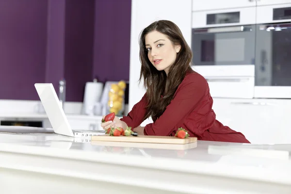 Mulher na cozinha receita de leitura — Fotografia de Stock