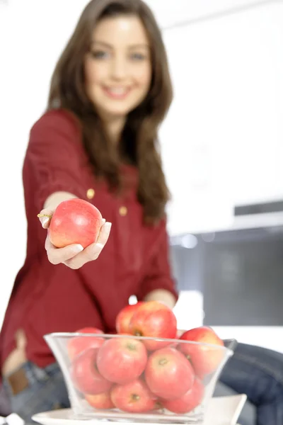 Nő kezében egy alma — Stock Fotó