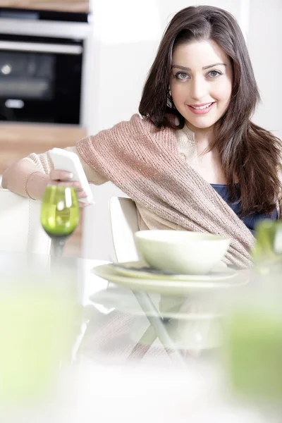 Frau chattet auf ihrem Handy — Stockfoto