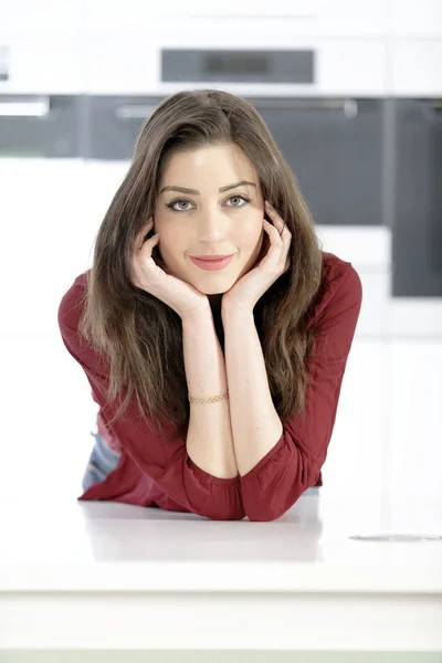 Vrouw leunend op keuken terug naar boven — Stockfoto