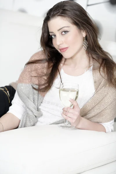 Bir kadeh şarap içen bir kadın. — Stok fotoğraf