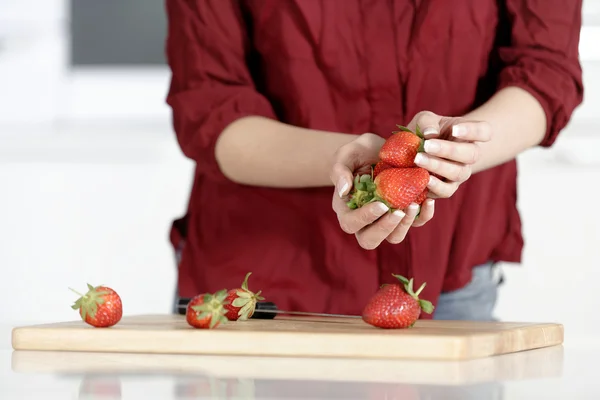 Kvinnan skära upp frukten — Stockfoto