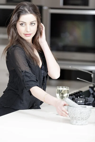 Mujer disfrutando de una copa de vino —  Fotos de Stock