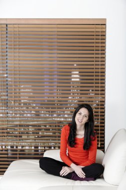 kadın onun kanepede rahatlatıcı