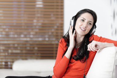 Müzik Dinleyen Kadın
