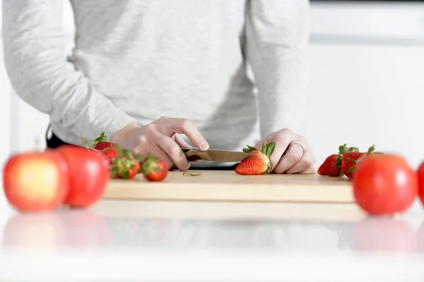 Kvinnan skära upp frukten — Stockfoto