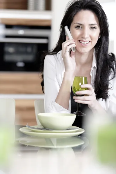 Vrouw chatten op haar mobiele telefoon — Stockfoto