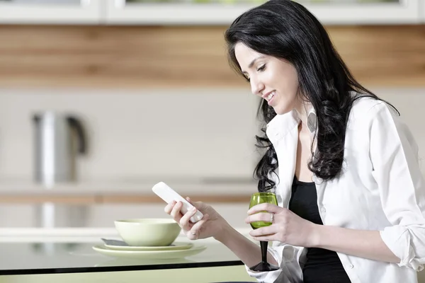 Frau chattet auf ihrem Handy — Stockfoto