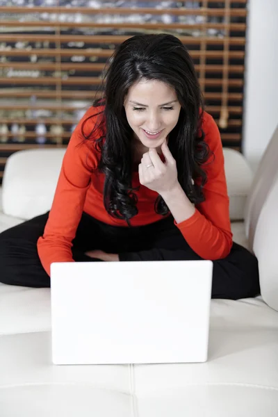 Mulher usando seu laptop em casa — Fotografia de Stock