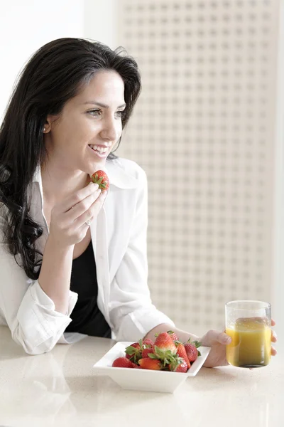 Kvinna njuta av frukost — Stockfoto