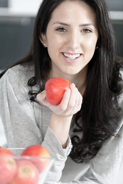 Mujer sosteniendo una manzana —  Fotos de Stock