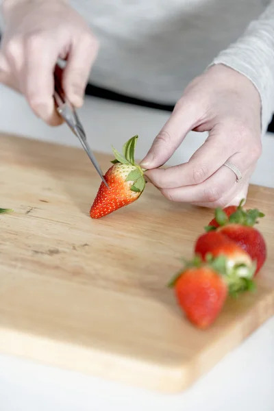 Kvinnan skära upp frukten — Stockfoto