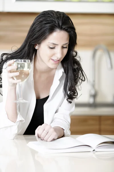 Mujer leyendo libro de recetas — Foto de Stock